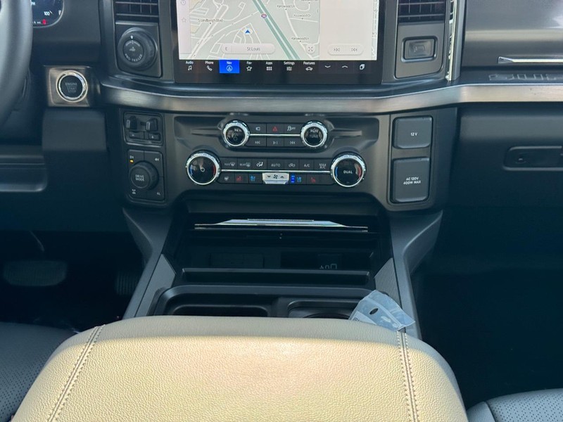 Ford Super Duty F-350 SRW Vehicle Full-screen Gallery Image 18