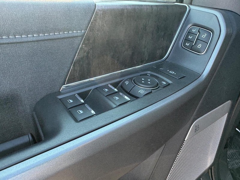 Ford Super Duty F-350 SRW Vehicle Full-screen Gallery Image 20