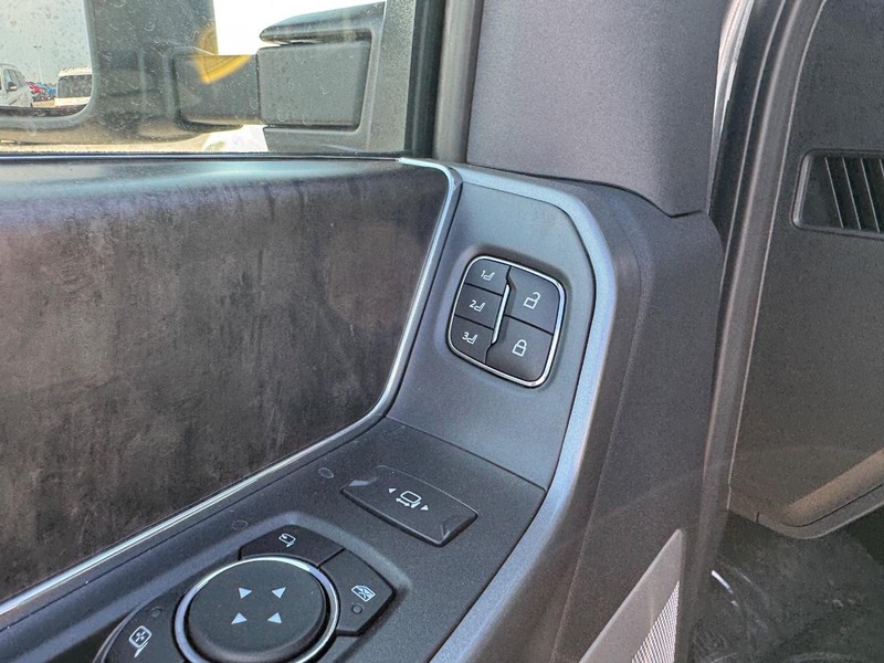Ford Super Duty F-350 SRW Vehicle Full-screen Gallery Image 21