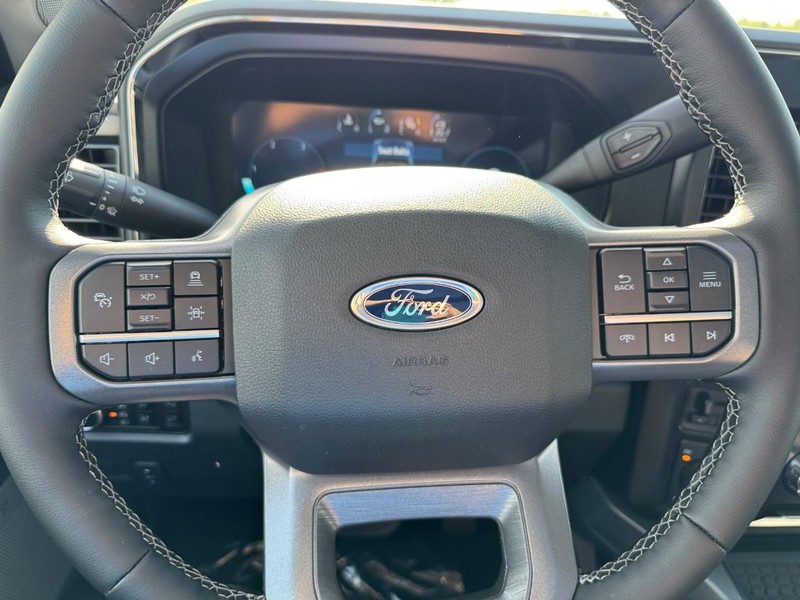Ford Super Duty F-350 SRW Vehicle Full-screen Gallery Image 22