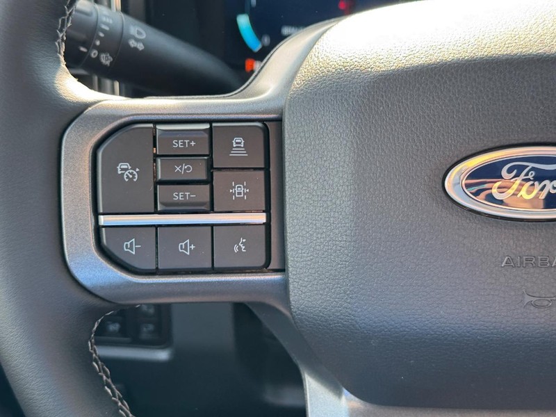 Ford Super Duty F-350 SRW Vehicle Full-screen Gallery Image 23