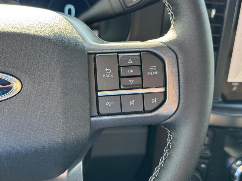 Ford Super Duty F-350 SRW Vehicle Full-screen Gallery Image 24