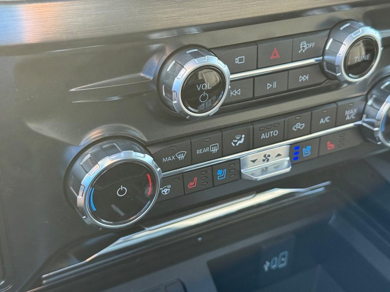 Ford Super Duty F-350 SRW Vehicle Full-screen Gallery Image 26