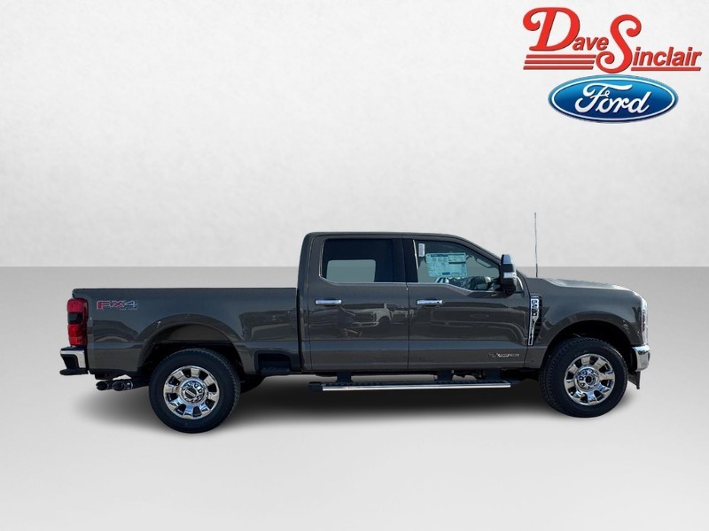 Ford Super Duty F-250 SRW Vehicle Full-screen Gallery Image 05