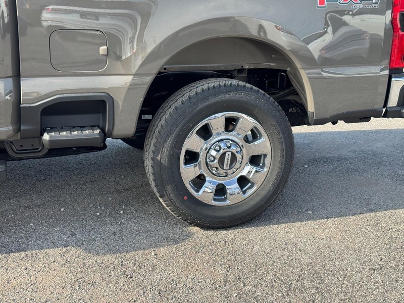 Ford Super Duty F-250 SRW Vehicle Full-screen Gallery Image 11