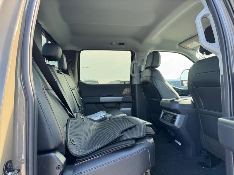 Ford Super Duty F-250 SRW Vehicle Full-screen Gallery Image 13