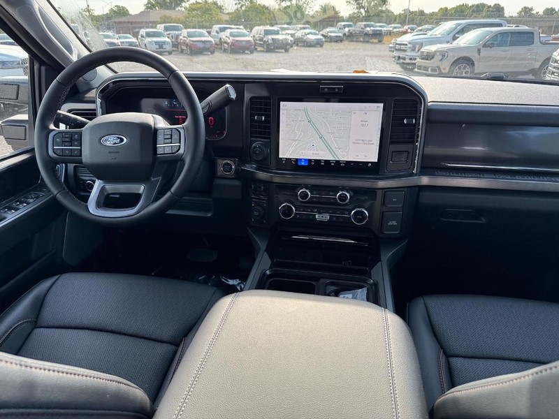 Ford Super Duty F-250 SRW Vehicle Full-screen Gallery Image 14
