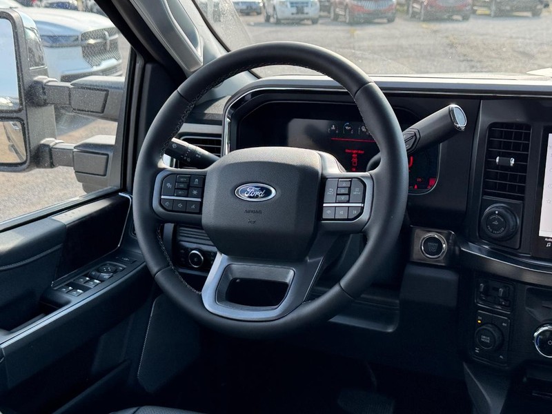 Ford Super Duty F-250 SRW Vehicle Full-screen Gallery Image 15