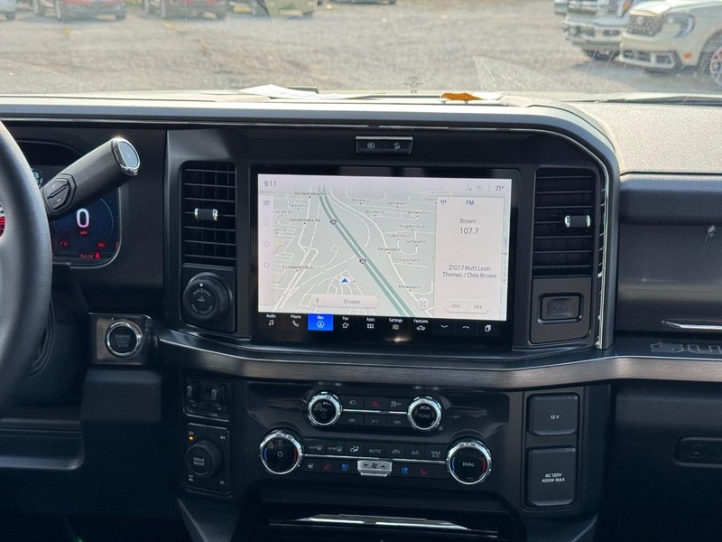 Ford Super Duty F-250 SRW Vehicle Full-screen Gallery Image 16