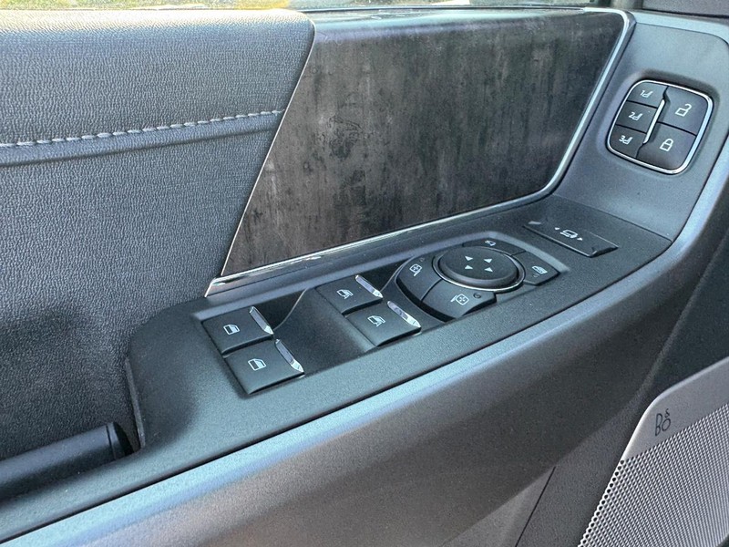 Ford Super Duty F-250 SRW Vehicle Full-screen Gallery Image 19