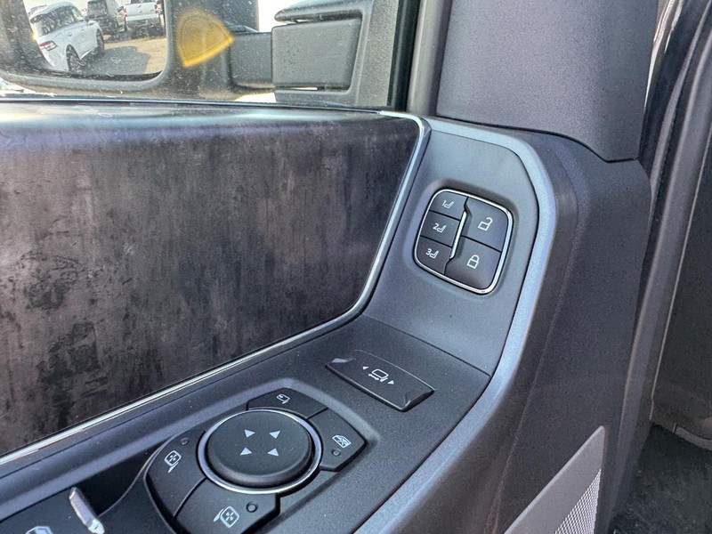 Ford Super Duty F-250 SRW Vehicle Full-screen Gallery Image 20