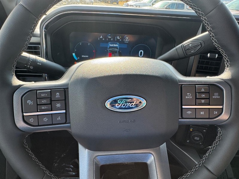 Ford Super Duty F-250 SRW Vehicle Full-screen Gallery Image 21