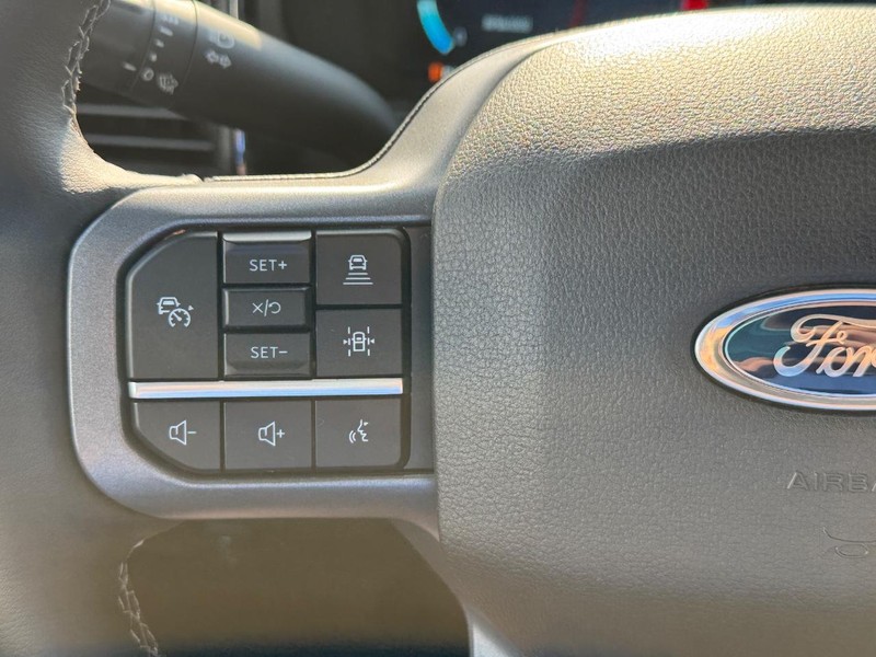 Ford Super Duty F-250 SRW Vehicle Full-screen Gallery Image 22