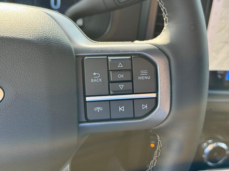 Ford Super Duty F-250 SRW Vehicle Full-screen Gallery Image 23