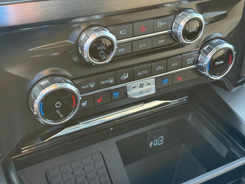 Ford Super Duty F-250 SRW Vehicle Full-screen Gallery Image 25
