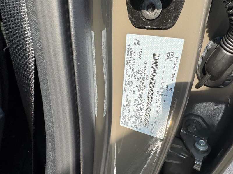 Ford Super Duty F-250 SRW Vehicle Full-screen Gallery Image 27