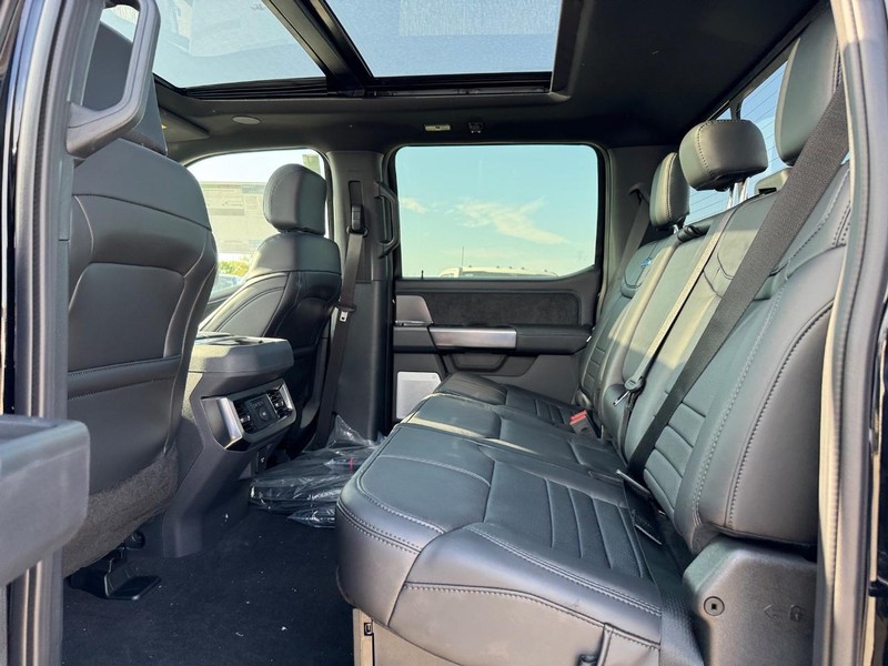Ford Super Duty F-350 SRW Vehicle Full-screen Gallery Image 12