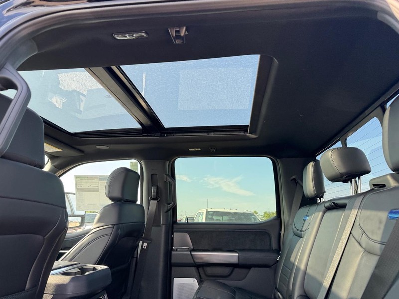 Ford Super Duty F-350 SRW Vehicle Full-screen Gallery Image 13