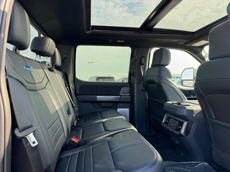 Ford Super Duty F-350 SRW Vehicle Full-screen Gallery Image 14