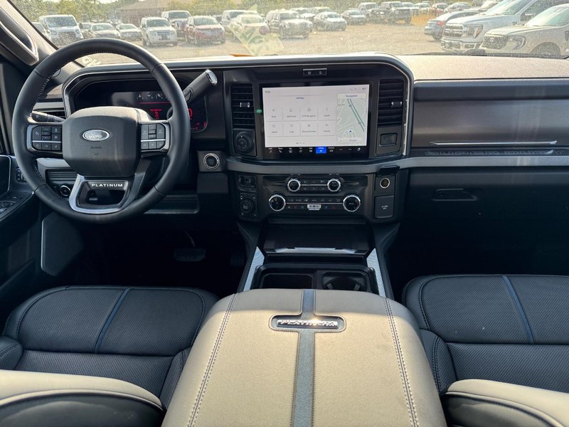 Ford Super Duty F-350 SRW Vehicle Full-screen Gallery Image 15