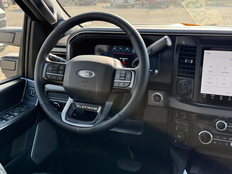 Ford Super Duty F-350 SRW Vehicle Full-screen Gallery Image 16