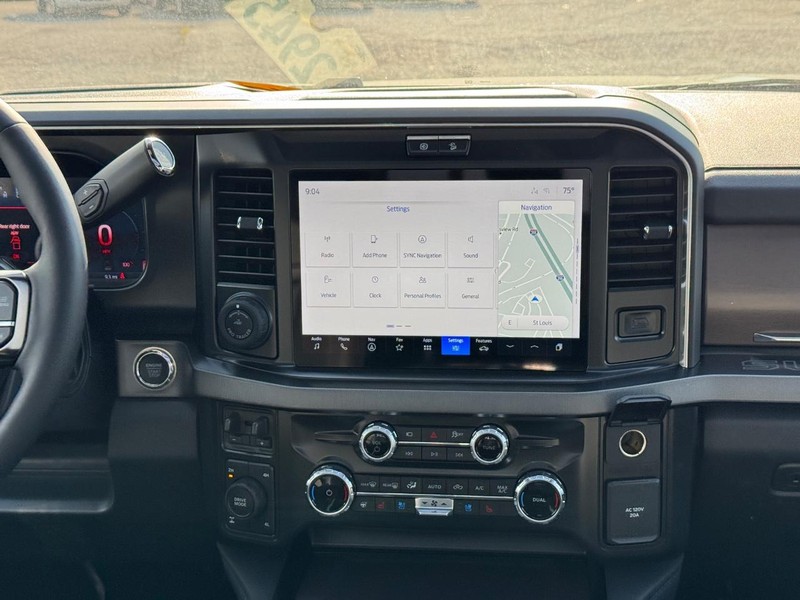 Ford Super Duty F-350 SRW Vehicle Full-screen Gallery Image 17