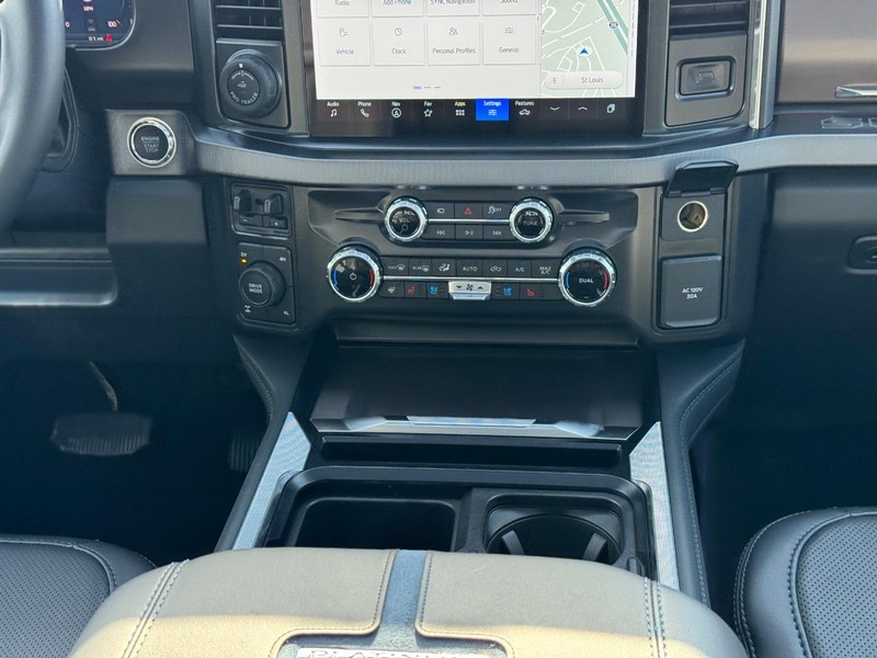 Ford Super Duty F-350 SRW Vehicle Full-screen Gallery Image 18
