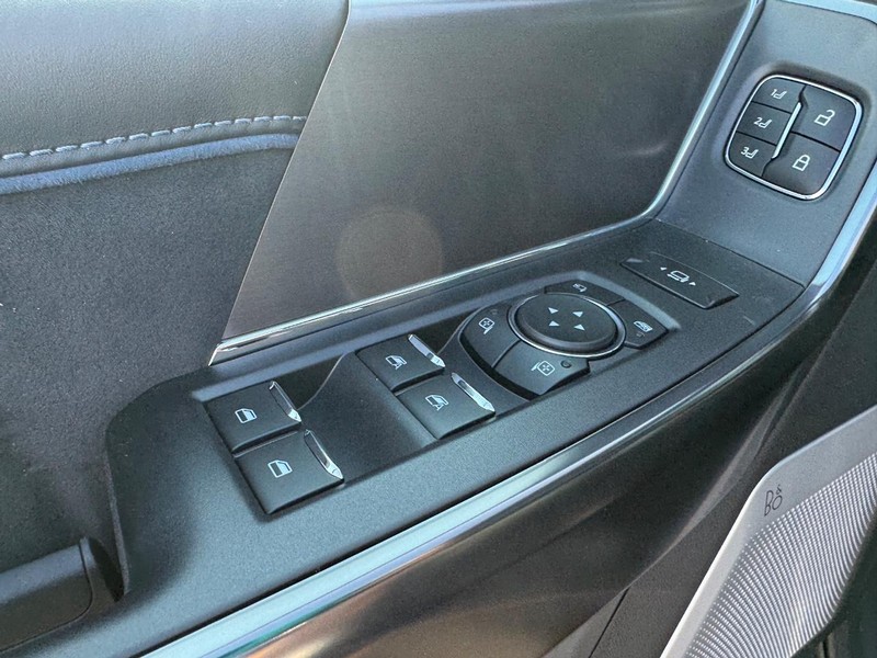 Ford Super Duty F-350 SRW Vehicle Full-screen Gallery Image 20