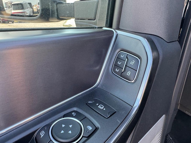Ford Super Duty F-350 SRW Vehicle Full-screen Gallery Image 21