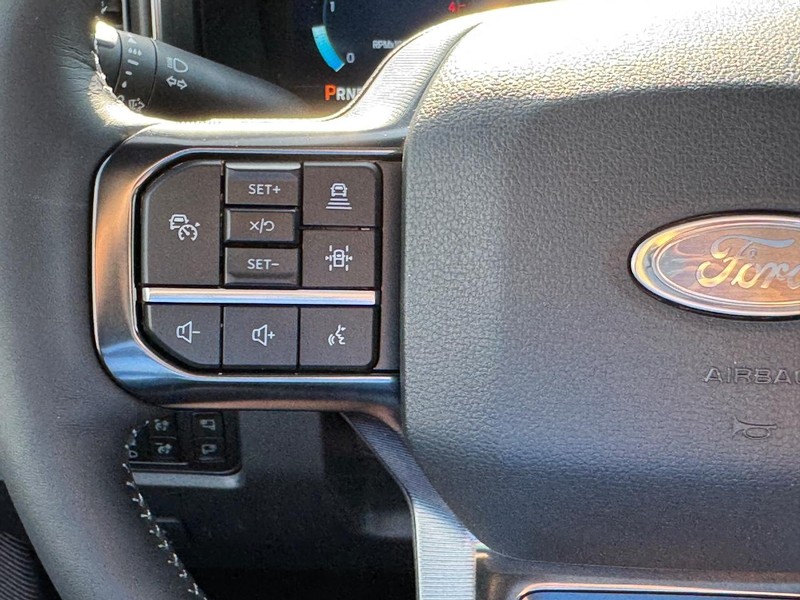 Ford Super Duty F-350 SRW Vehicle Full-screen Gallery Image 23