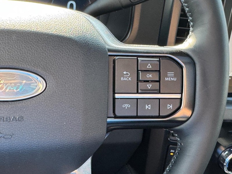 Ford Super Duty F-350 SRW Vehicle Full-screen Gallery Image 24