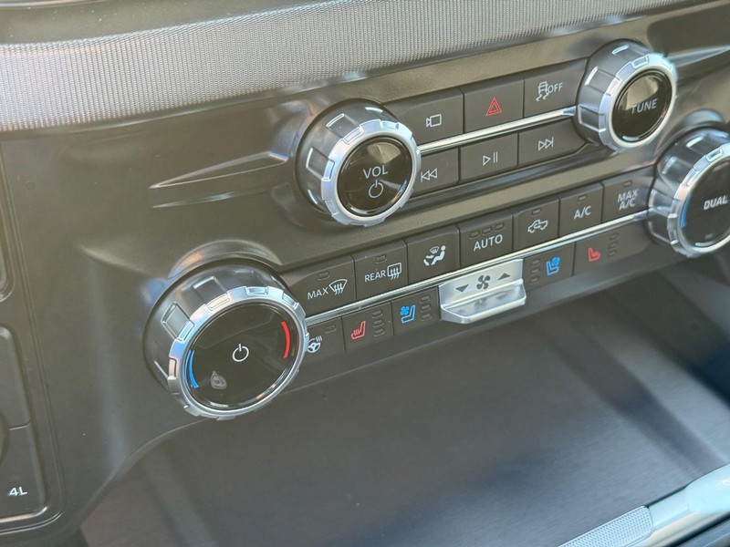 Ford Super Duty F-350 SRW Vehicle Full-screen Gallery Image 26