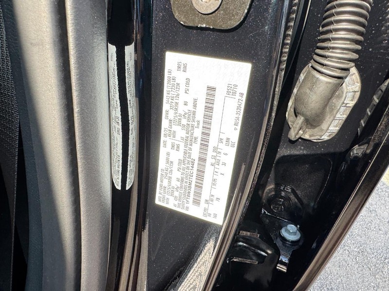 Ford Super Duty F-350 SRW Vehicle Full-screen Gallery Image 28