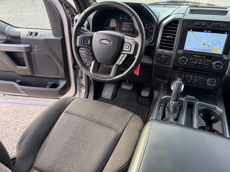Ford F-150 Vehicle Full-screen Gallery Image 14
