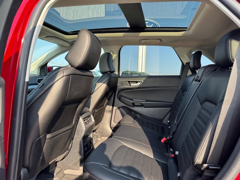 Ford Edge Vehicle Full-screen Gallery Image 12