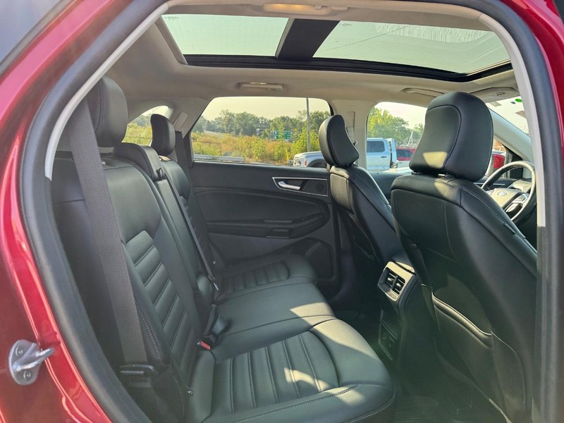 Ford Edge Vehicle Full-screen Gallery Image 14