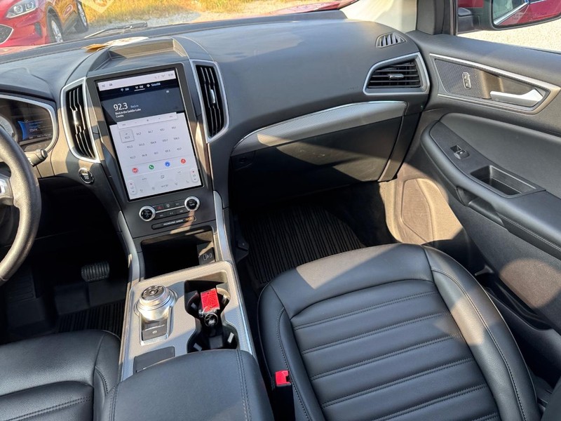 Ford Edge Vehicle Full-screen Gallery Image 17