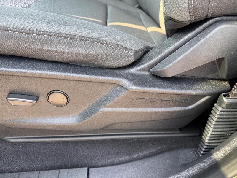 Ford F-150 Vehicle Full-screen Gallery Image 17