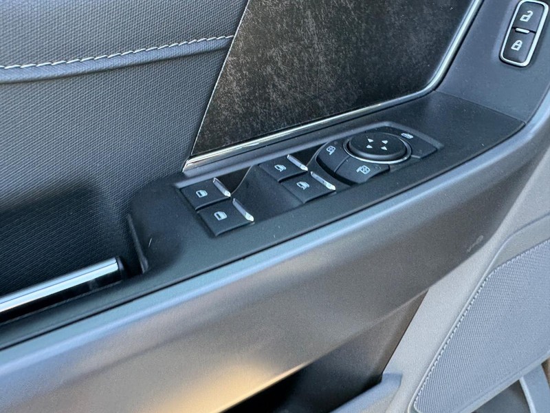 Ford F-150 Vehicle Full-screen Gallery Image 18