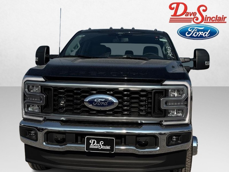 Ford Super Duty F-350 DRW Vehicle Full-screen Gallery Image 02