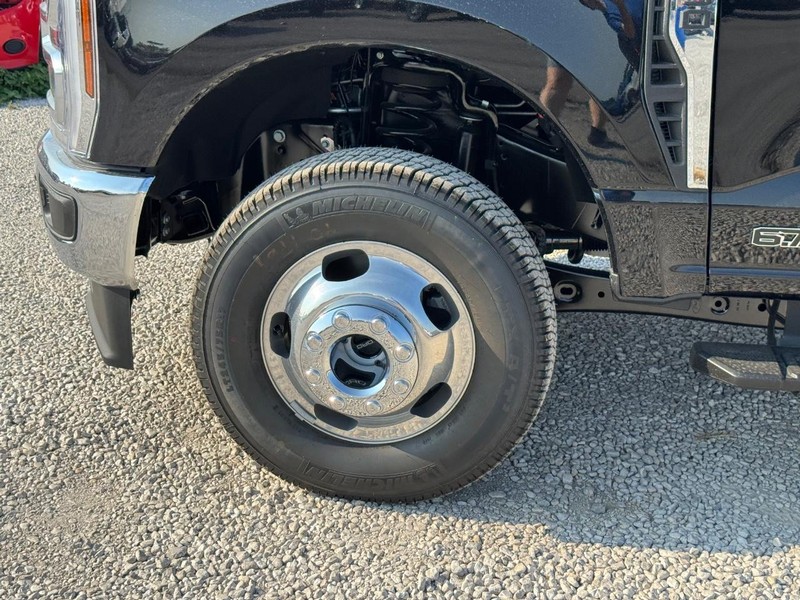 Ford Super Duty F-350 DRW Vehicle Full-screen Gallery Image 11