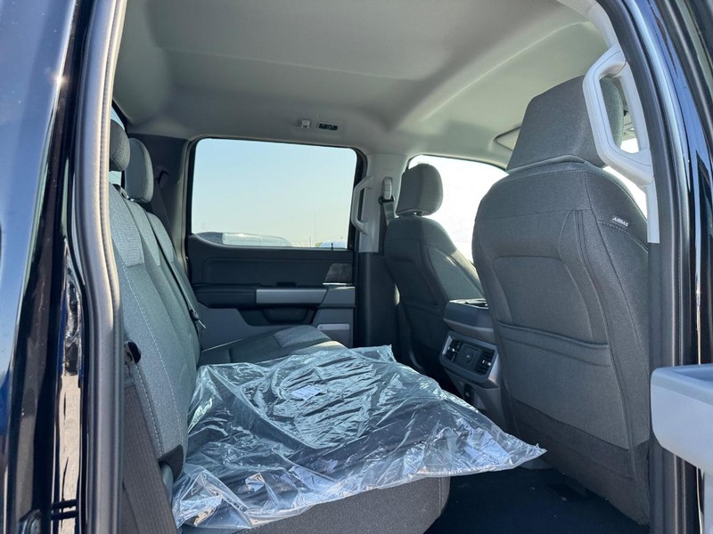 Ford Super Duty F-350 DRW Vehicle Full-screen Gallery Image 12