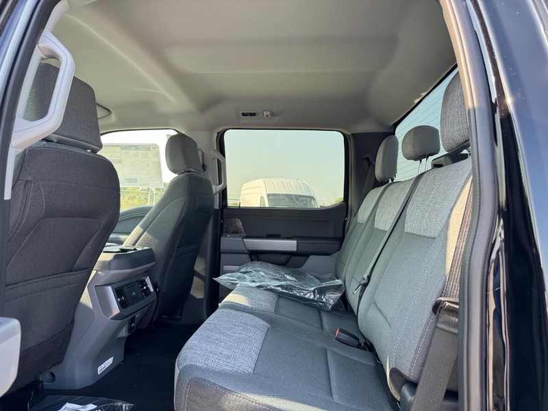 Ford Super Duty F-350 DRW Vehicle Full-screen Gallery Image 13