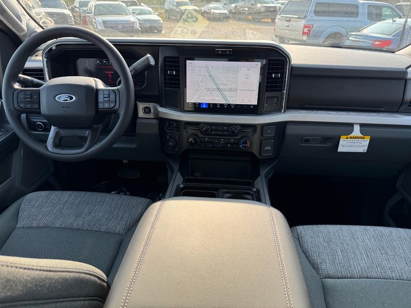 Ford Super Duty F-350 DRW Vehicle Full-screen Gallery Image 14