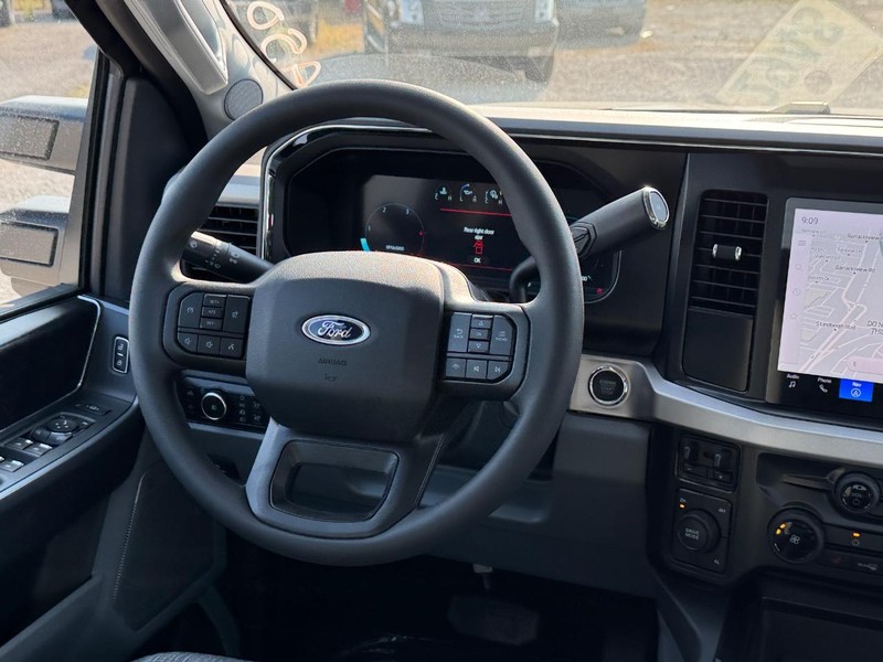 Ford Super Duty F-350 DRW Vehicle Full-screen Gallery Image 15