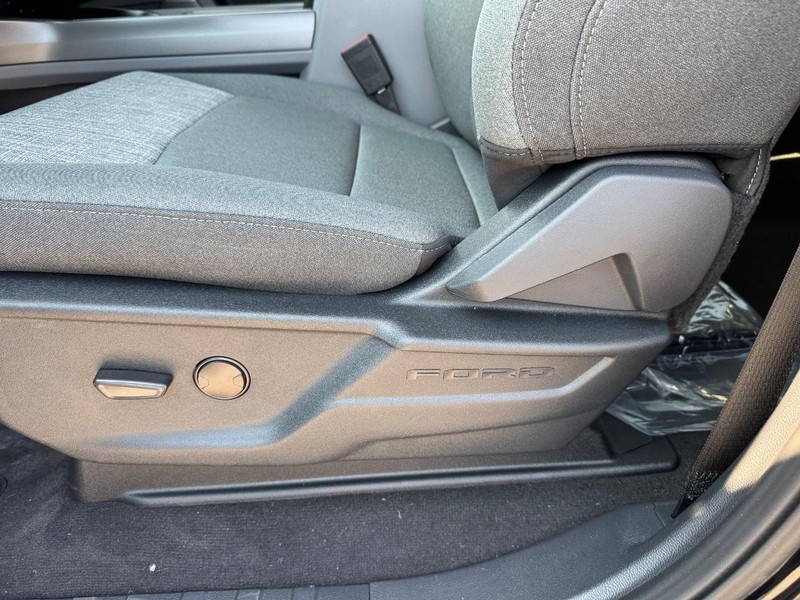 Ford Super Duty F-350 DRW Vehicle Full-screen Gallery Image 18