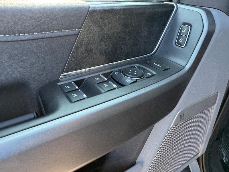 Ford Super Duty F-350 DRW Vehicle Full-screen Gallery Image 19