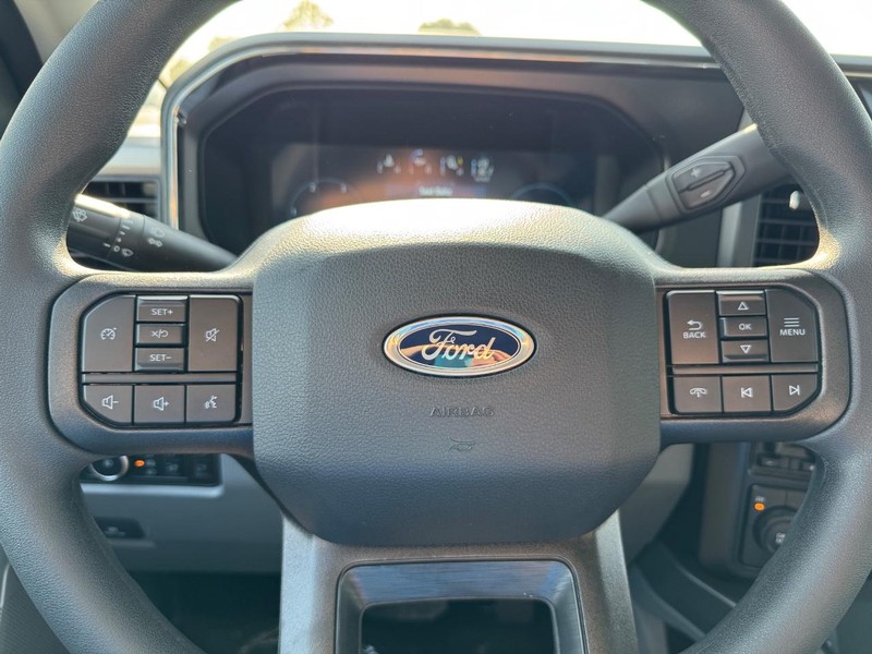 Ford Super Duty F-350 DRW Vehicle Full-screen Gallery Image 20