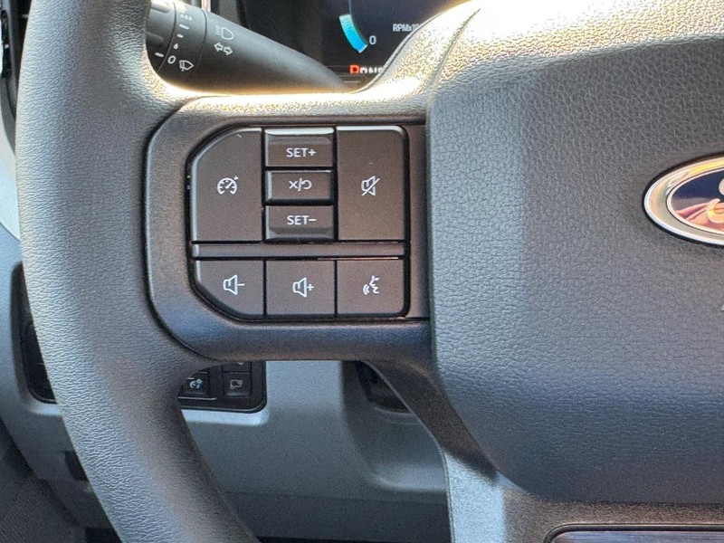 Ford Super Duty F-350 DRW Vehicle Full-screen Gallery Image 21