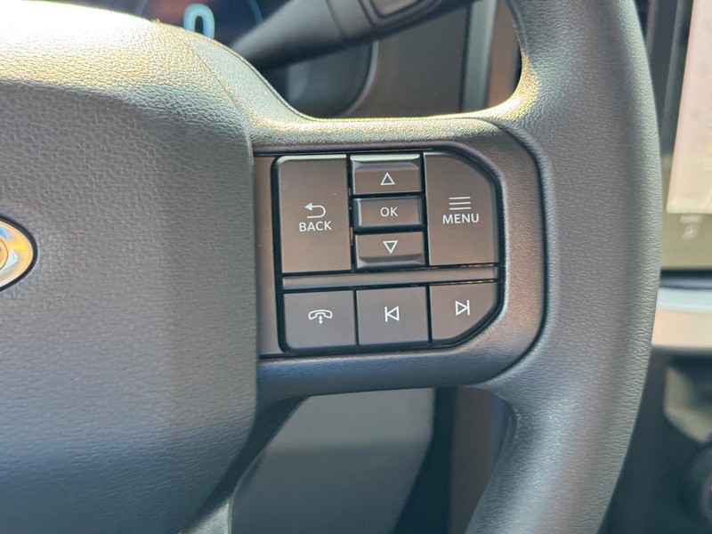 Ford Super Duty F-350 DRW Vehicle Full-screen Gallery Image 22